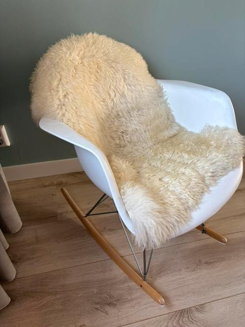 Gezellige schommelstoel – ideaal voor relaxen!, Huis en Inrichting, Fauteuils, Zo goed als nieuw, Hout, Kunststof, Metaal, Ophalen