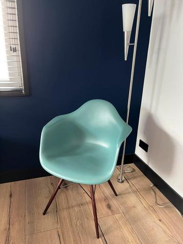 1x Vitra DAW (Oceaan, bruin esdoorn, nieuwe hoogte) beschikbaar voor biedingen
