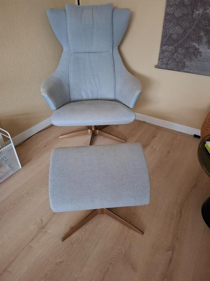 Fauteuil met hocker – blauw/grijs – draaibaar & verstelbaar, Huis en Inrichting, Fauteuils, Gebruikt, Leer, Stof, 50 tot 75 cm