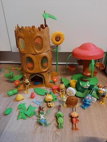 Uniek Maya de bij speelboom met draaimolen en poppetjes beschikbaar voor biedingen