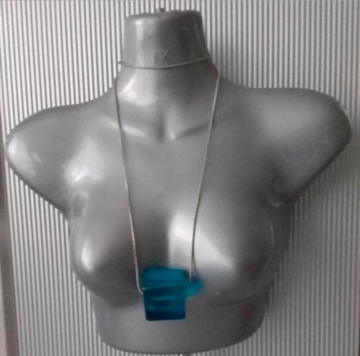 Manouk- dunne ketting met blok, Sieraden, Tassen en Uiterlijk, Kettingen, Nieuw, Overige materialen, Blauw, Met hanger, Verzenden