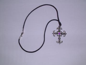 Mooi vintage kruis met paarse steen aan koord beschikbaar voor biedingen