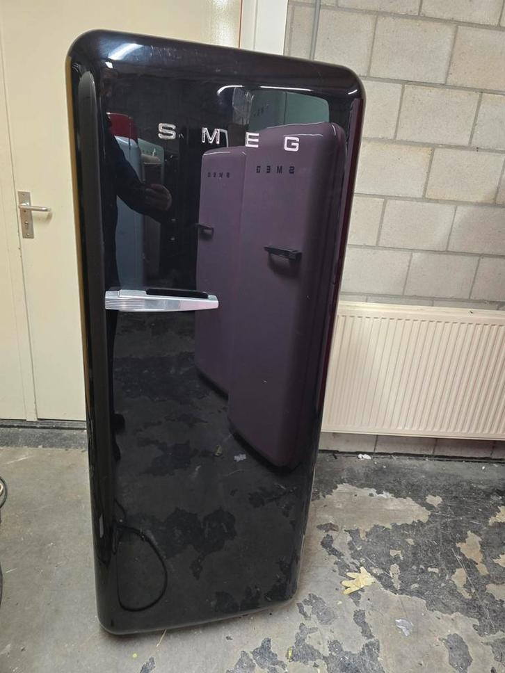 SMEG KOELKAST ZWART(gratis bezorging)!, Witgoed en Apparatuur, Koelkasten en IJskasten, Zo goed als nieuw, Met vriesvak, 200 liter of meer