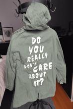 groene khaki jas Ky Creation met print, medium [M], Maat 38/40 (M), Ky Creation, Verzenden, Gedragen