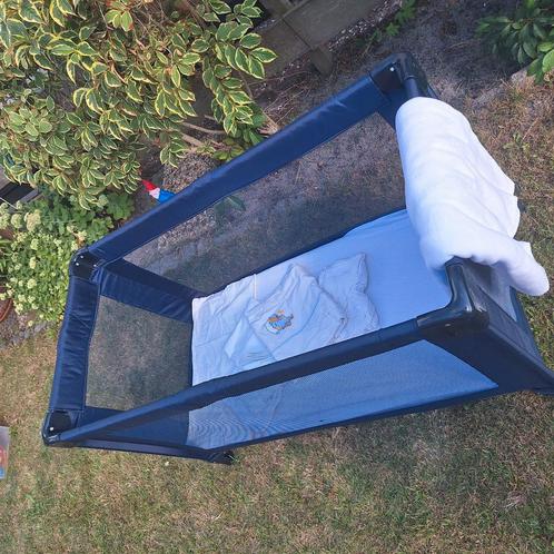 Campingbedje met matras en beddengoed, Kinderen en Baby's, Babywiegjes en Ledikanten, Gebruikt, Reisbedje, Ophalen