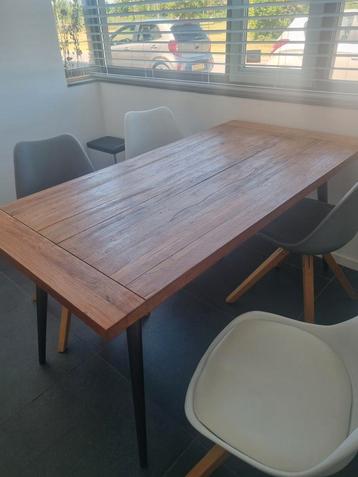 Complete eethoek, eettafel met stoelen beschikbaar voor biedingen