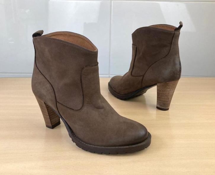 Piolo leer bruine enkellaarsjes met hak mt 38 ZGAN, Kleding | Dames, Schoenen, Zo goed als nieuw, Lage of Enkellaarzen, Bruin