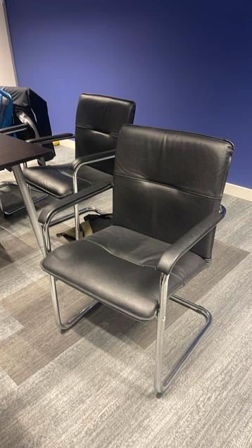 8 x Zwarte kantoor/vergader-stoelen beschikbaar voor biedingen