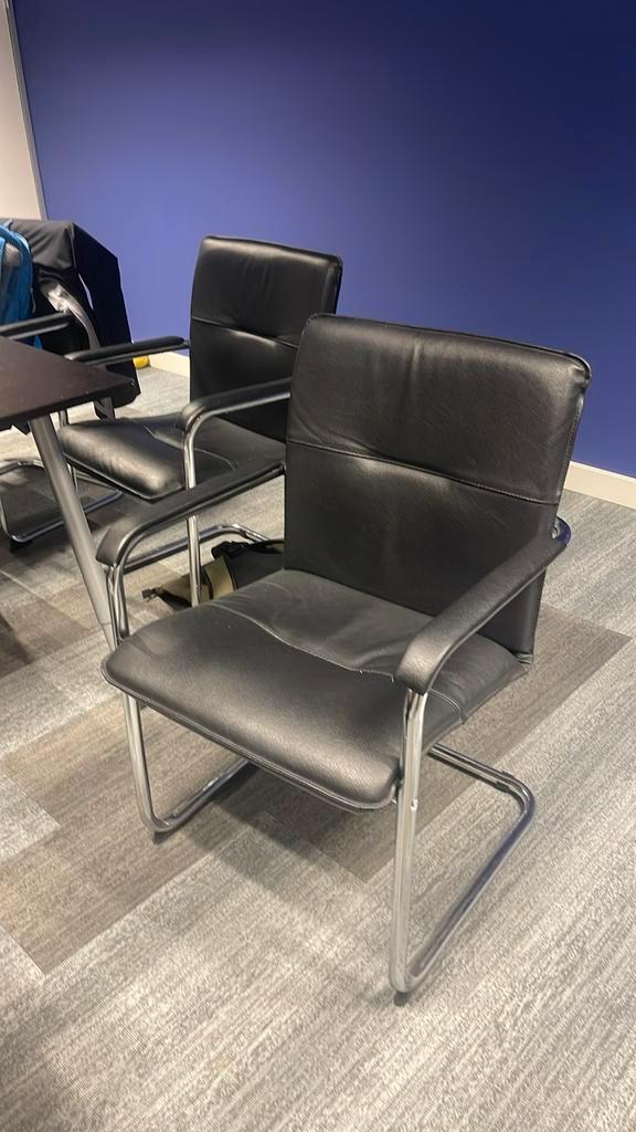8 x Zwarte kantoor/vergader-stoelen, Huis en Inrichting, Stoelen, Gebruikt, Vijf, Zes of meer stoelen, Overige materialen, Zwart