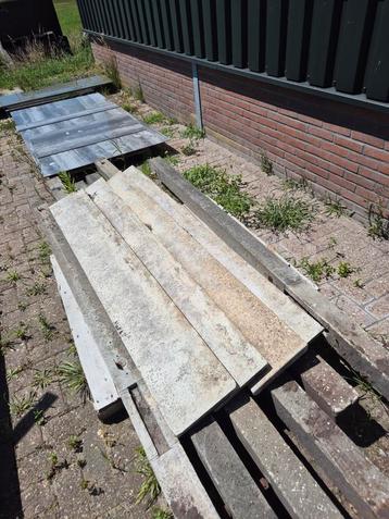Schutting palen met onderpanelen  beschikbaar voor biedingen