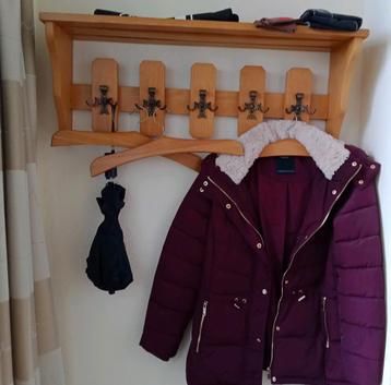 Eikenhouten kapstok met  hangers beschikbaar voor biedingen