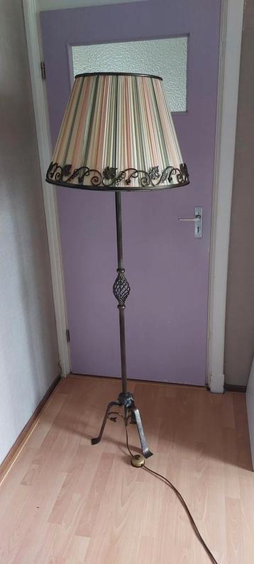 Vintage vloerlamp met stoffen kap beschikbaar voor biedingen