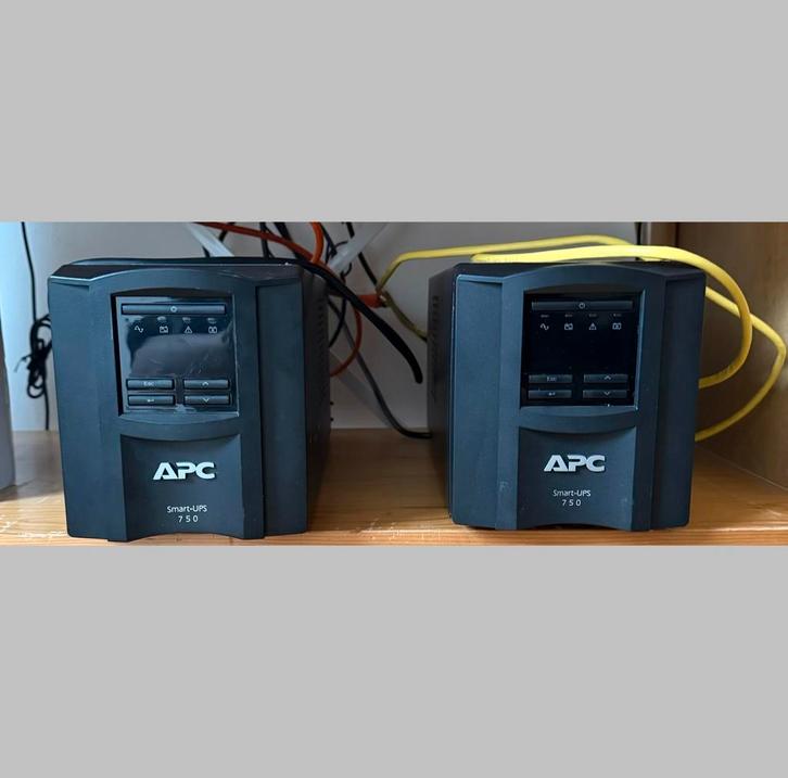 2x APC Smart-UPS 750, Computers en Software, Noodvoedingen (UPS), Gebruikt, Ophalen