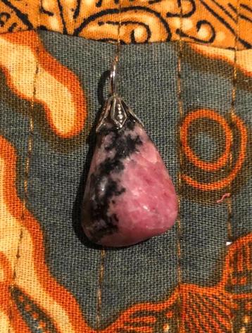 Kettinghanger hanger rhodoniet roze zwart edelsteen mineraal beschikbaar voor biedingen