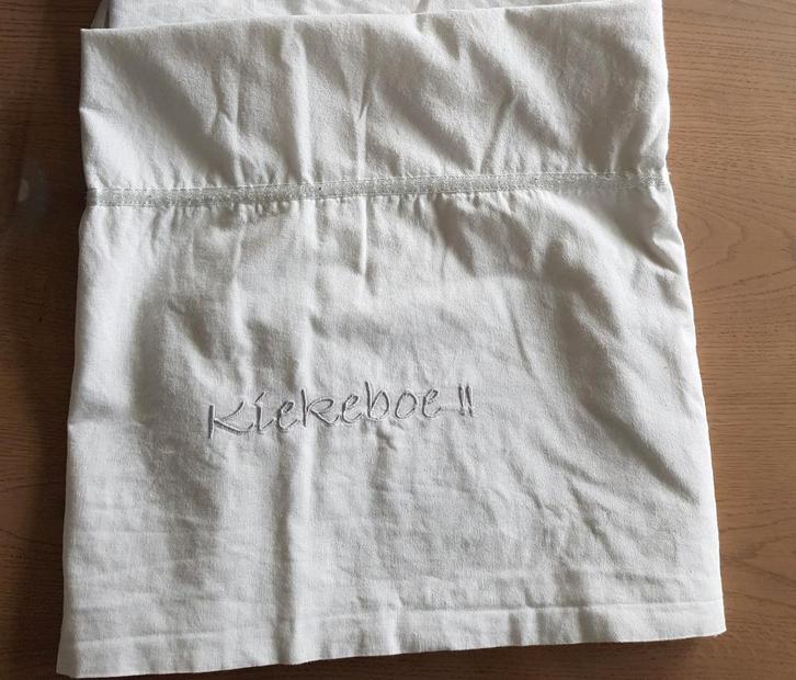 Laken ledikant wit geborduurde opdruk "kiekeboe", Kinderen en Baby's, Babywiegjes en Ledikanten, Zo goed als nieuw, Ledikant, Ophalen of Verzenden