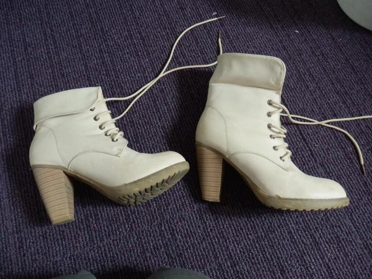 beige laarsjes met hoge hak mt. 39, Kleding | Dames, Schoenen, Zo goed als nieuw, Lage of Enkellaarzen, Beige, Ophalen of Verzenden