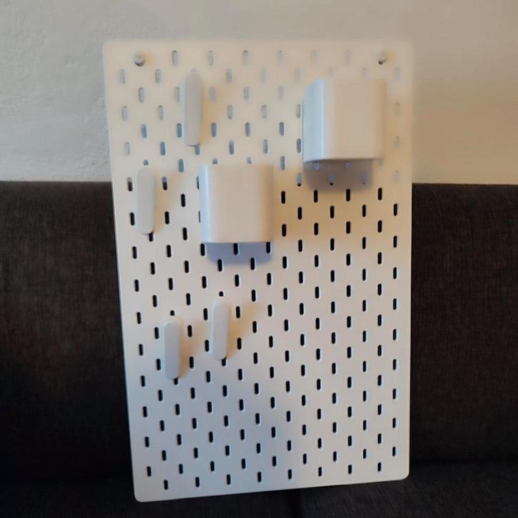 Witte SKÅDIS wandplank met accessoires, Huis en Inrichting, Woonaccessoires | Wandplanken en Boekenplanken, Zo goed als nieuw