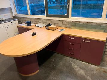 Kantoormeubilair - Bureau met opbergruimte beschikbaar voor biedingen