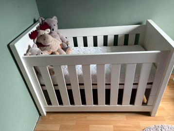 Verstelbaar wit baby bedje inc prenatal matras beschikbaar voor biedingen