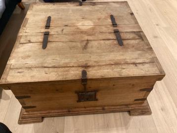 Stoere vierkante houten salontafel in goede staat  beschikbaar voor biedingen