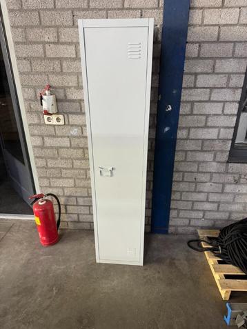Metalen lockerkast met legborden – smal model – grijs beschikbaar voor biedingen