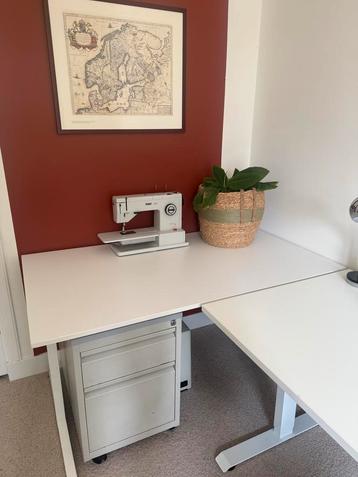 Ahrend wit bureau 140cm breed - in hoogte verstelbaar