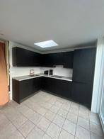 matzwarte hoekkeuken met houtnerf +losse wand GEDEMONTEERD