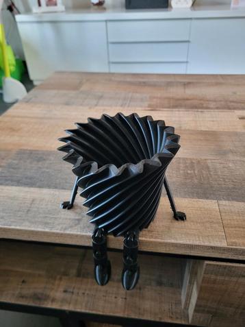 Bloempot groot uniek design beschikbaar voor biedingen