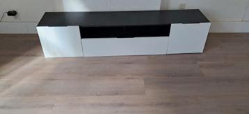 Zwart-wit dressoir beschikbaar voor biedingen
