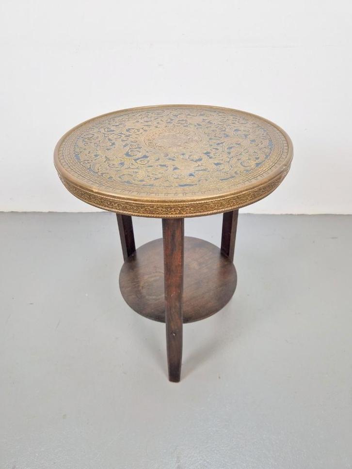 Amsterdamse School Bijzettafel Gegraveerd Messing Hout ´30, Huis en Inrichting, Tafels | Bijzettafels, Gebruikt, Rond, 45 tot 60 cm