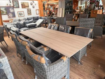 Mooie grote tuinset met 6 wicker stoelen en grote tafel beschikbaar voor biedingen