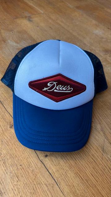 Deus ex machina cap beschikbaar voor biedingen