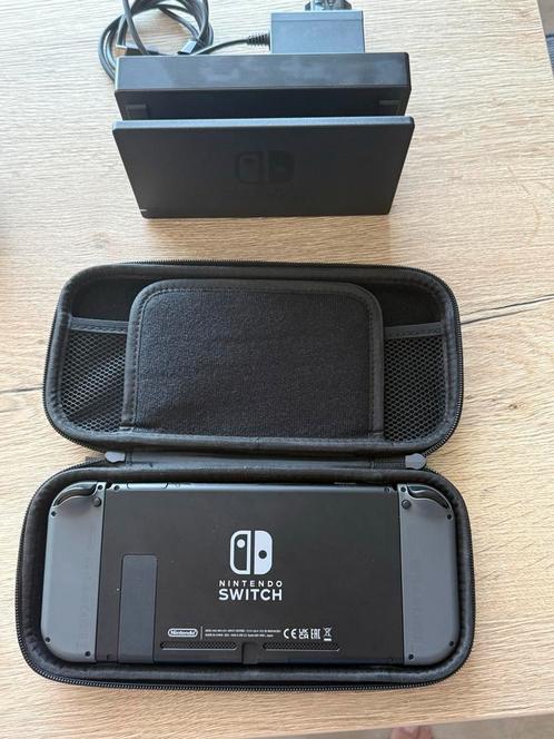 Nintendo Switch V2 + 4 Games en accessoires, Spelcomputers en Games, Games | Nintendo Switch, Zo goed als nieuw, Overige genres