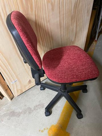 Gebruikte Bureaustoel - Rode Bekleding beschikbaar voor biedingen