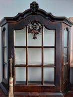 Hollandse notenhouten hangende vitrinekast met sleutel, Antiek en Kunst, Antiek | Meubels | Kasten, Ophalen