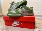 Nike Dunk Low AS Safari Swoosh Chlorophyll Maat 42.5 NIEUW!, Kleding | Heren, Schoenen, Ophalen of Verzenden, Nieuw, Overige typen