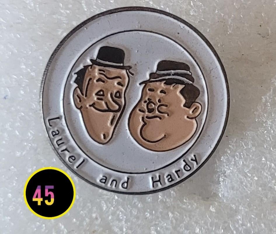 Laurel & Hardy pin, Verzamelen, Verzenden, Zo goed als nieuw, Figuurtje, Speldje of Pin