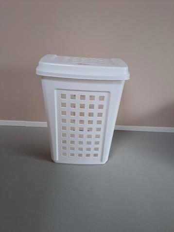 Witte Curver Wasbox / Wasmand met Deksel beschikbaar voor biedingen