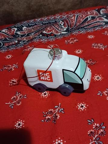 Kerstbal gekke rare aparte picnic bezorger vrachtwagen beschikbaar voor biedingen