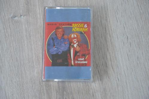 MC = BASSIE EN ADRIAAN = RADIO STATION VANUIT GRIEKENLAND, Cd's en Dvd's, Cassettebandjes, Origineel, Kinderen en Jeugd, 1 bandje