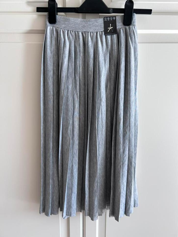 Grijze plooirok van Atmosphere. Maat 34. Nieuw!, Kleding | Dames, Rokken, Nieuw, Maat 34 (XS) of kleiner, Grijs, Onder de knie