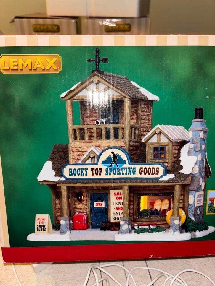 Lemax rocky top sporting goods kersthuisje, Diversen, Kerst, Zo goed als nieuw, Ophalen of Verzenden