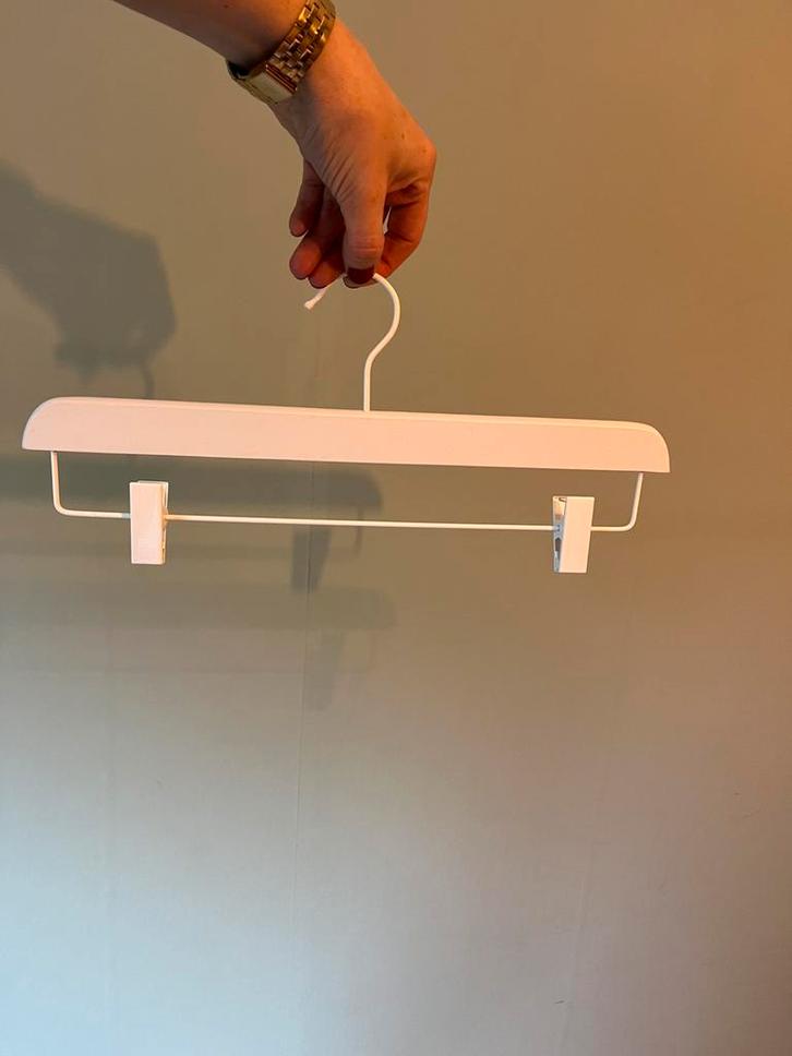 Tas vol witte broekhangers / rokhangers, Kleding | Dames, Kledinghangers, Zo goed als nieuw, Hout, Volwassenen, Ophalen