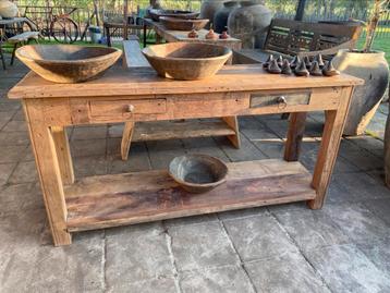 Stoere sidetable gemaakt van oud hout beschikbaar voor biedingen