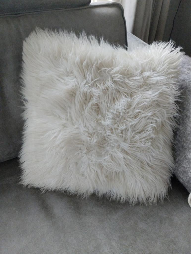 Zacht, fluffy sierkussen van imitatiebont, Ophalen of Verzenden, Gebruikt, Wit, Vierkant