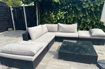 Loungeset met kussens en zeil beschikbaar voor biedingen