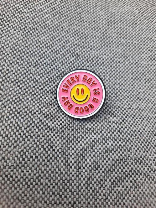 1 pin met de tekst - Every day is a good day - te koop, Verzamelen, Speldjes, Pins en Buttons, Nieuw, Speldje of Pin, Overige onderwerpen
