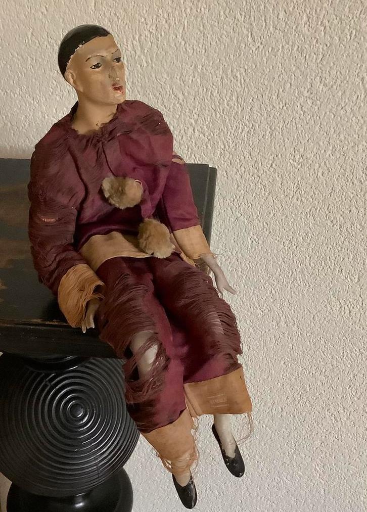 Antieke pierrot pop met zijden sleetse kleding, Antiek en Kunst, Curiosa en Brocante, Ophalen of Verzenden