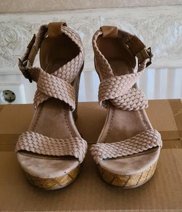 Sandalen sleehak beige maat 39 - 40 beschikbaar voor biedingen