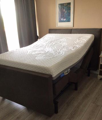 Elektrische Boxspring 140x200 cm met matras beschikbaar voor biedingen